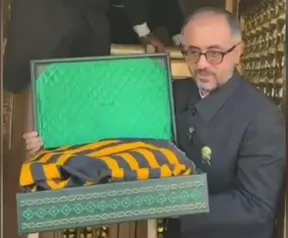ببینید | تعویض پرچم گنبد مطهر بعد از ۶٣ روز