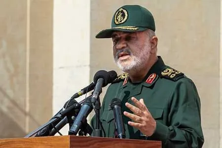 دشمن بر «قائمه» نظام یعنی رهبر انقلاب متمرکز شده و هرچه ایشان بگویند جنجال راه می‌اندازند