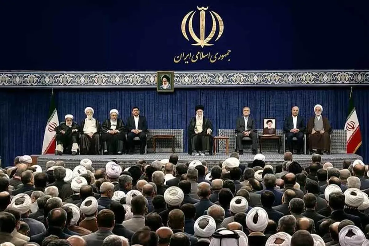 آغاز مراسم تنفیذ حکم ریاست‌ جمهوری از سوی رهبر انقلاب