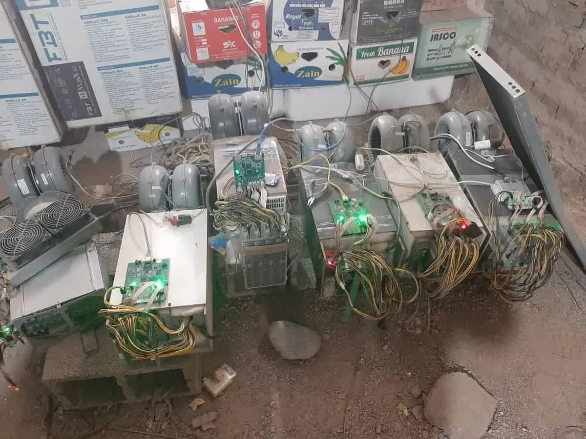 کشف ۲۹ دستگاه ماينر از پارکينگ يک شرکت فروش خودرو در کرمان