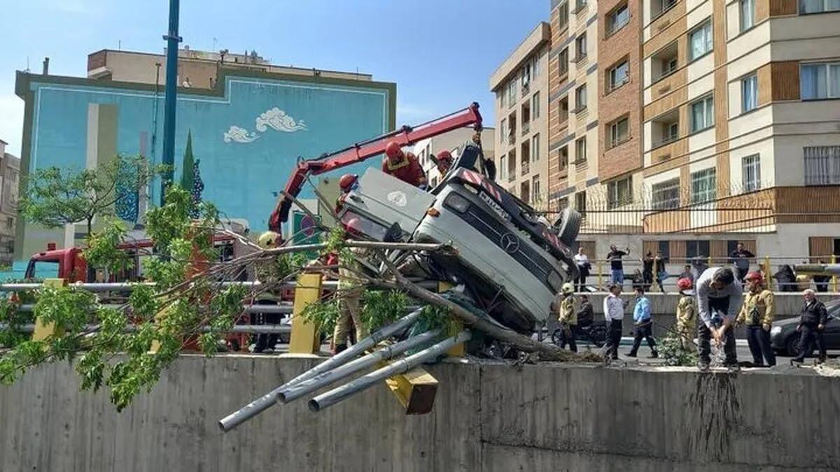 عکس | جزئیات واژگونی کامیون حامل کپسول‌های اکسیژن در بزرگراه امام علی