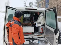 نجات مادر باردار از میان برف در آزادشهر