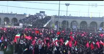 ببینید | پرچم‌های خونخواهی در دستان مردمی داغدیده که در سوگ مراد خود نشسته‌اند