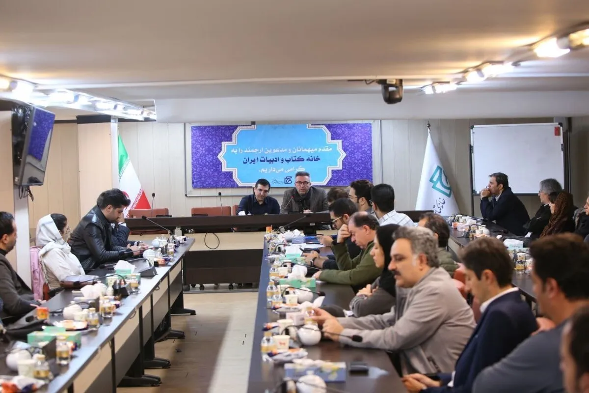 نشر فناورانه بازوی کمکی کتاب کاغذی است، نه رقیب آن