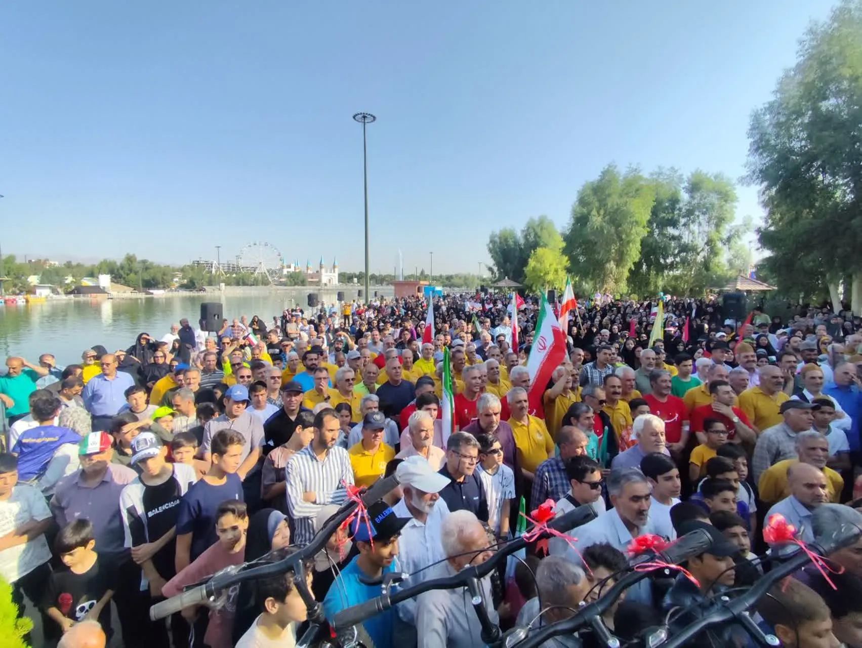 پیاده‌روی خانوادگی به مناسبت هفته وحدت در ساوه برگزار شد