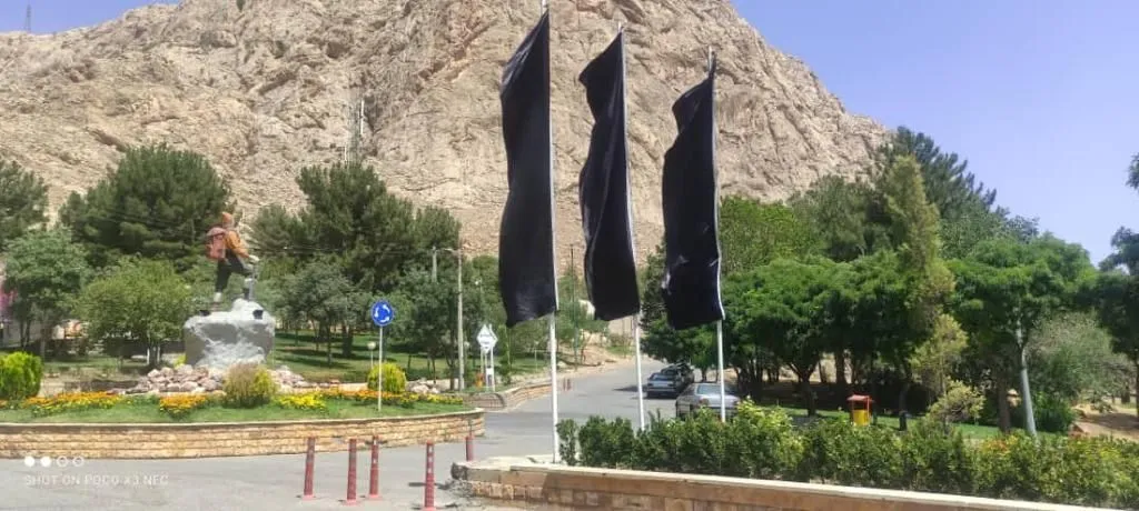 با همت معاونت خدمات شهری شهرداری کرمانشاه در سیاه پوشان و نصب المان های مذهبی؛دروازه راه کربلا معنا گرفت