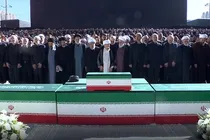 اقامه نماز بر پیکر مطهر مجاهد شهید امام خامنه‌ای و خانواده ایشان