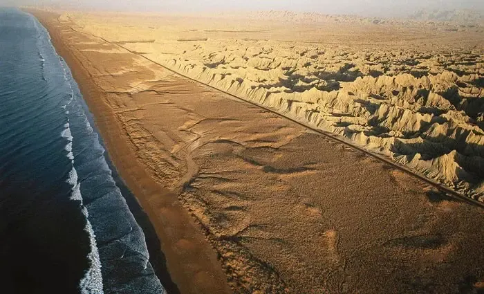 سواحل مَکُران از صخره‌های مرجانی تا وجود ۲۲ خور و خلیج