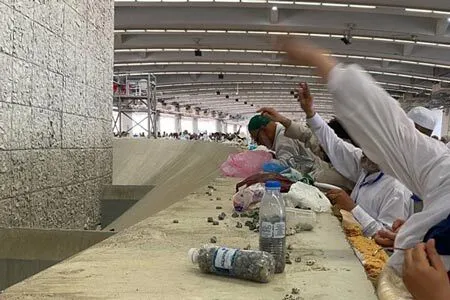 ببینید | روش‌های جالب حجاج در سنگ‌ زدن به شیطان