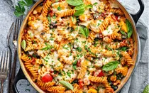 طرز تهیه پاستای سبزیجات با سس ماست و مایونز