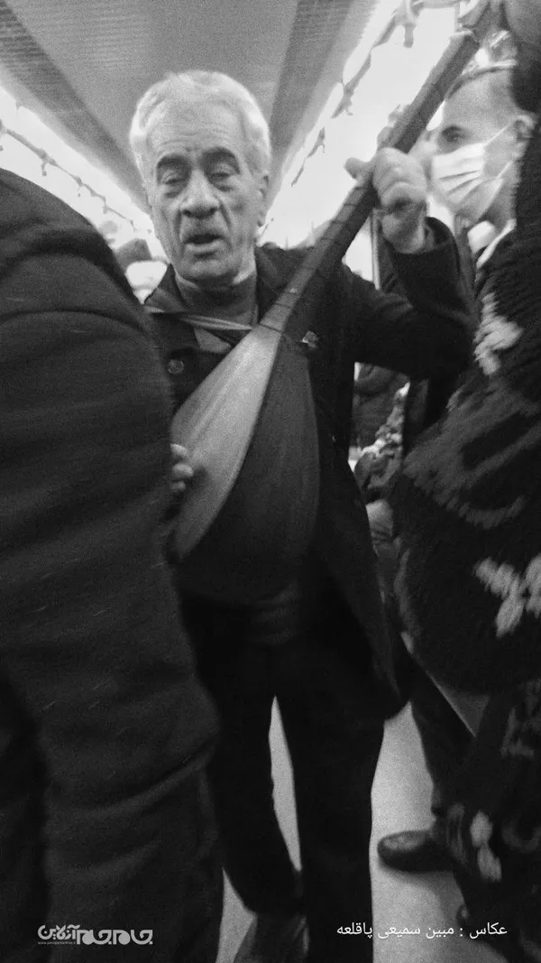 "مترو، جایی که هزاران داستان بی&zwnj;صدا روایت می&zwnj;شوند. این مجموعه، برشی از لحظات بی&zwnj;نقاب مردم است؛ همان&zwnj;طور که هستند، در میان روزمرگی&zwnj;ها و عبورهایشان. قاب&zwnj;هایی ساده، اما پر از جزئیاتی که شاید در شتاب روزانه گم شوند."