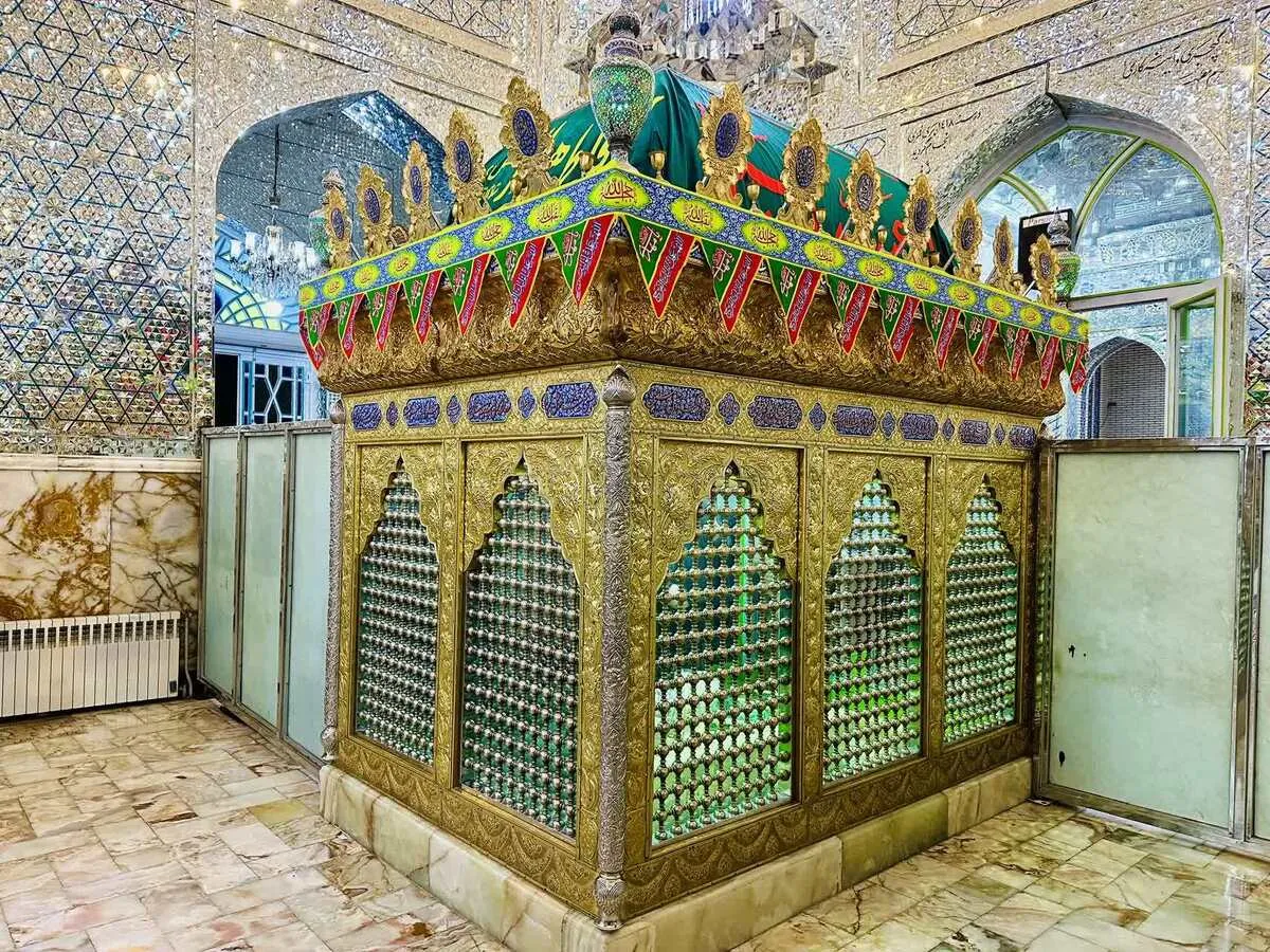 آیین غبارروبی ضریح امامزاده حسن(ع) کرج در آستانه میلاد امام زمان(عج)