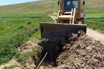 نشتی پنهان خط انتقال آب روستای قایش پس از ۱۲ متر حفاری پیدا شد