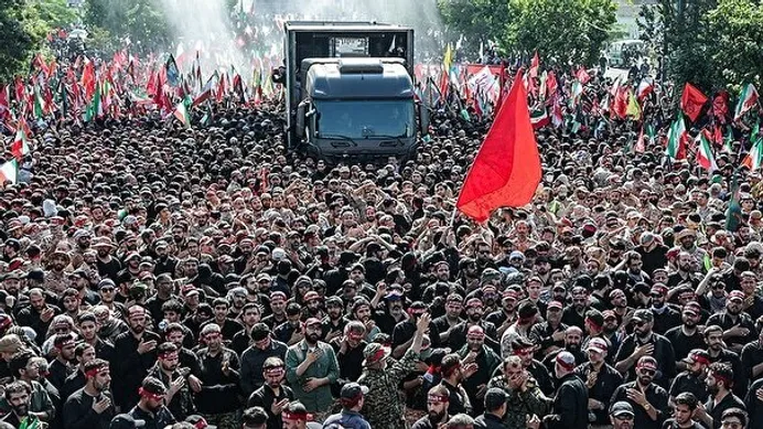 ببینید | گزارش استاد دانشگاه وین از حضور مردم ایران در تشییع و شعارهای ضدآمریکایی