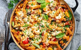 طرز تهیه پاستای سبزیجات با سس ماست و مایونز