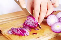 ترفندهایی برای آن‌که موقع خردکردن پیاز اشک نریزیم