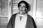 تبرّک‌جویی علامه طباطبایی به در و دیوارِ هیات!