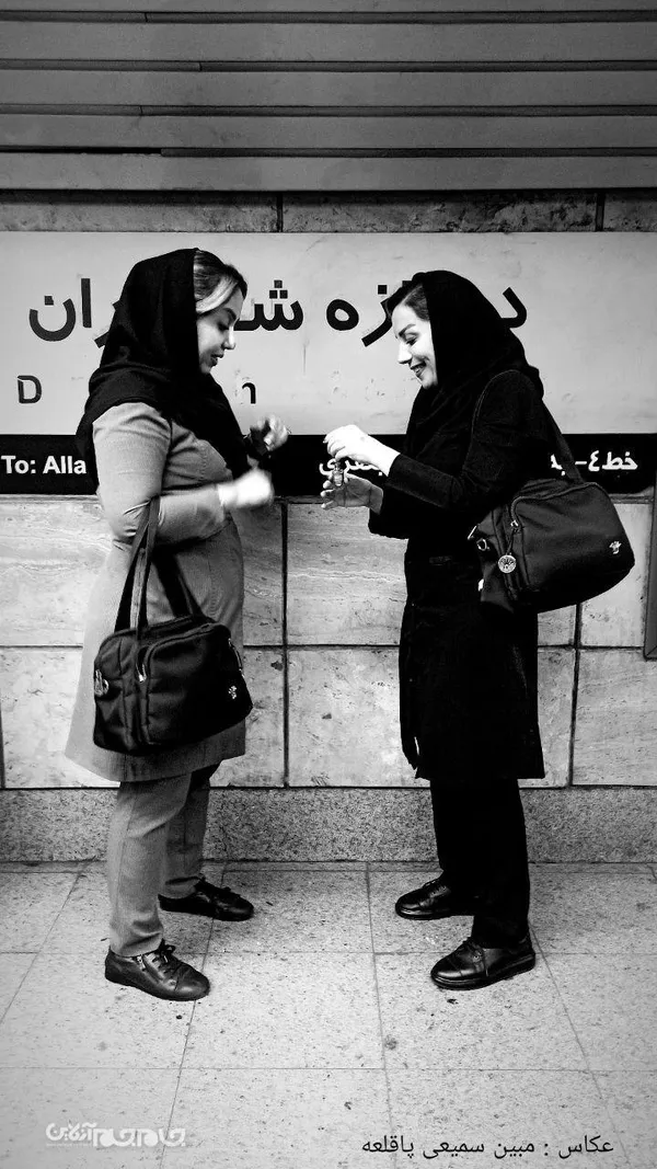 "مترو، جایی که هزاران داستان بی&zwnj;صدا روایت می&zwnj;شوند. این مجموعه، برشی از لحظات بی&zwnj;نقاب مردم است؛ همان&zwnj;طور که هستند، در میان روزمرگی&zwnj;ها و عبورهایشان. قاب&zwnj;هایی ساده، اما پر از جزئیاتی که شاید در شتاب روزانه گم شوند."