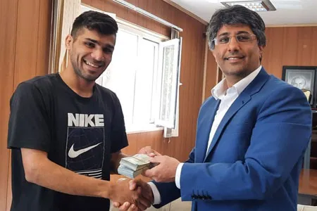 بوکسور تاریخ‌ساز ایران پاداش ۲۵ هزار دلاری‌اش را دریافت کرد