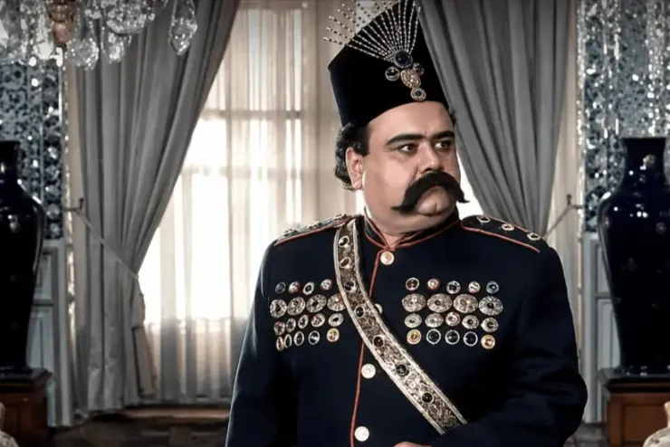 اکبر عبدی بیشتر به‌عنوان یک کمدین شناخته می‌شود، اما نقش‌هایی مانند غلامرضا در «مادر» و عباس خاکپور در «آدم‌برفی» نشان می‌دهد او بازیگری فراتر از کمدی بود.