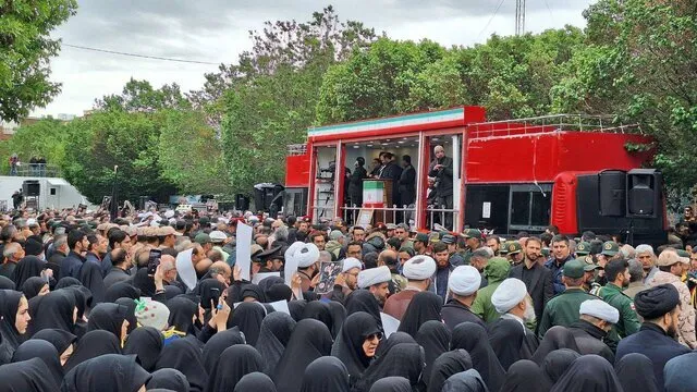 عبور پیکر شهدای خدمت از میان خیل جمعیت