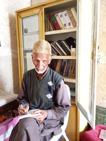 نگارش ۵ کتاب با وجود سواد اندک
