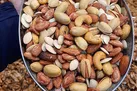 از آجیل فروشی‌های «خلق الساعه» خرید نکنید / رنگ نوشابه و پفک بر روی آجیل و خشکبار