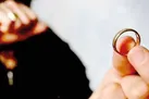 طلاق به خاطر دروغ درباره همکاران