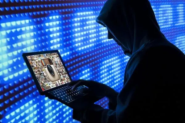 دستگیری کلاهبرداران اینترنتی که حساب ۲۵۰۰ شهروند را هک کردند