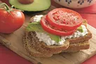 پنیر را با خیار و گوجه بخوریم یا نخوریم؟