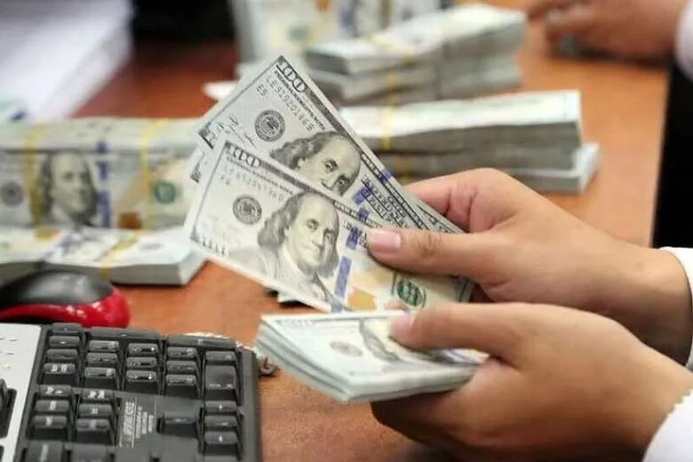 چه شد که ناگهان دلار پرواز کرد؟ | انتظار از دولت برای مهار قیمت ها