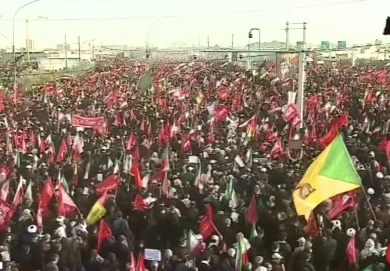 تشییع پیکر مطهر رهبر شهید انقلاب در مسجد جمکران تشییع پیکر مطهر رهبر شهید انقلاب در مسجد جمکران