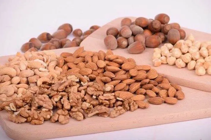 بیش از اندازه آجیل و دانه‌های طبیعی می‌خورید؟