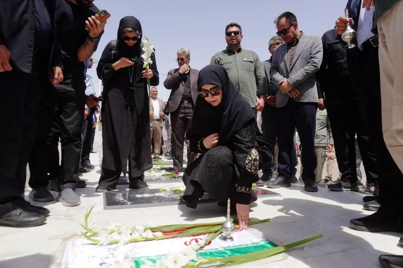 حضور رئیس سازمان حفاظت محیط زیست بر مزار شهدای زابل