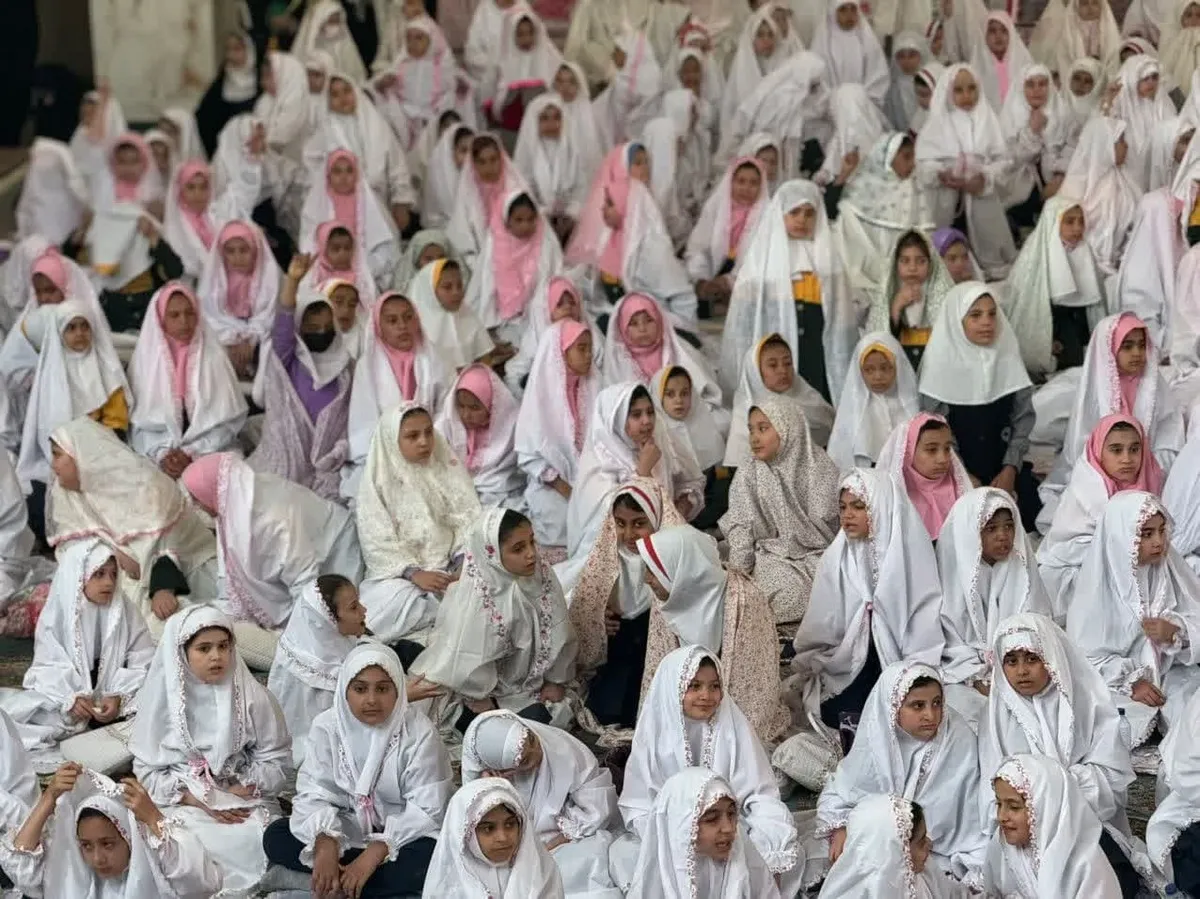 جشنی به رنگ نور و شادی، با حضور پرشور بیش از ۵۰۰ دانش‌آموز دختر روزه اولی