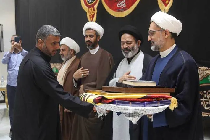 عکس | ۵۰ موکب دار عراقی تجلیل شدند | نواب: کاری که شما می‌کنید در تاریخ بی‌نظیر است