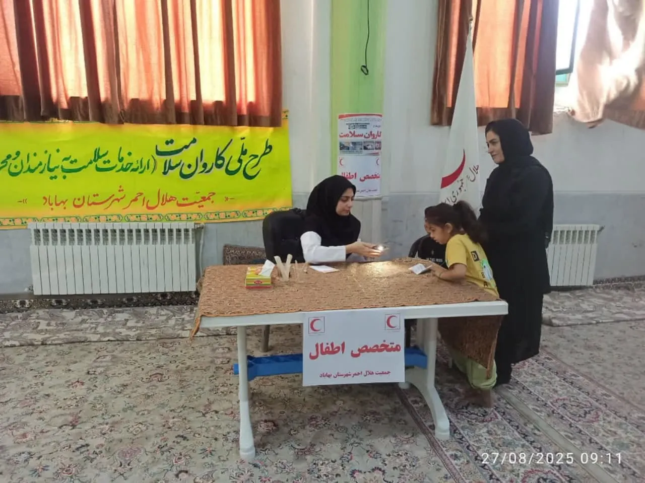 ویزیت رایگان ۱۲۰ نفر از اهالی محمدآباد توسط کاروان سلامت هلال‌احمر بهاباد