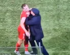 ببینید | رفتار عجیب سرمربی با بازیکن اخراجی!