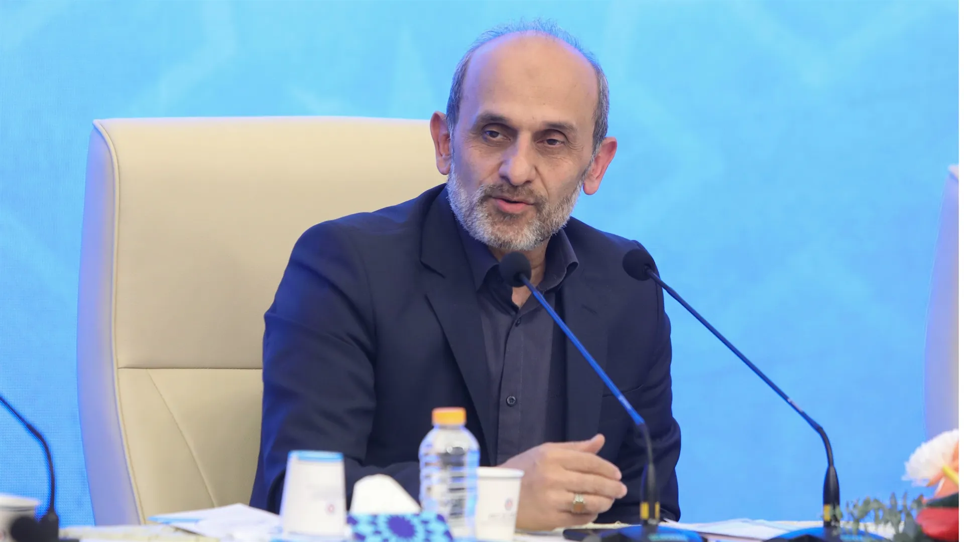 خبرنگار چشم بیدار جامعه و زبان گویای روزگار خویش است