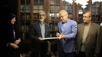 اهدای نشان «خادم فرهنگی استان هرمزگان» به شهریار مشیری