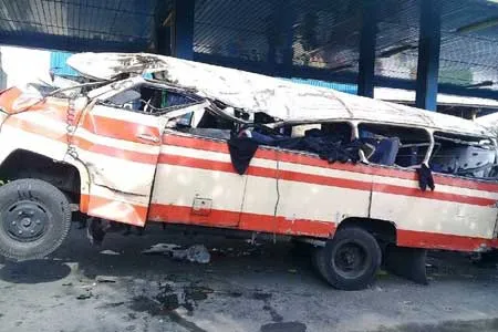 ۱۸ مصدوم بر اثر واژگونی اتوبوس در دوراهی زالی- نورآباد
