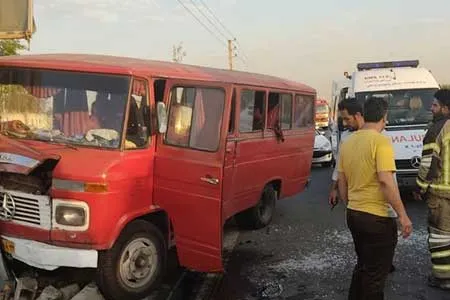 تصادف مینی‌ بوس در بزرگراه آزادگان / 7 مسافر مصدوم شدند