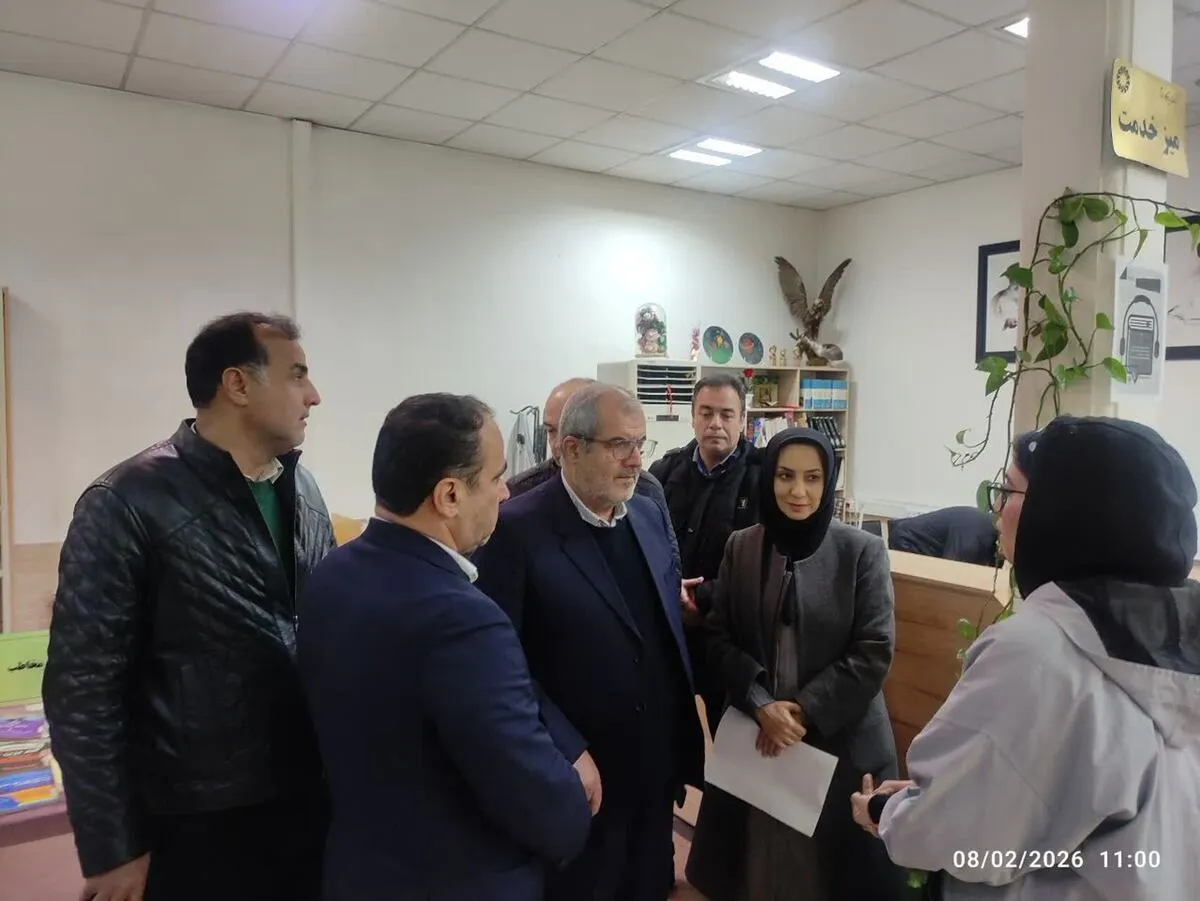 گفت‌وگوی صمیمی ارسلان قاسمی با دانش‌آموزان و دانشجویان در کتابخانه یادگار امام(ره) شهر محمدیه
