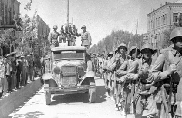بررسی چندلایه دلایل ناتوانی ارتش رضاشاه در دفاع از ایران در شهریور ۱۳۲۰؛ از ساختار و سربازگیری اجباری تا ضعف فرماندهی، لجستیک، نیروی هوایی و فاصله میان ظاهر مدرن ارتش و توان واقعی آن در جنگ جهانی دوم.