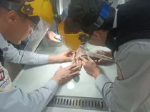 رهاسازی انگشتر از انگشت بانوی میانسال