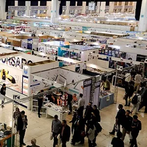 دست‌های خالی بازدیدکنندگان