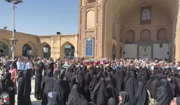 وداع آحاد مردم دیار قلمدان‌های مرصع با پیکر مطهر جانباز شهید «حسین قائنی»